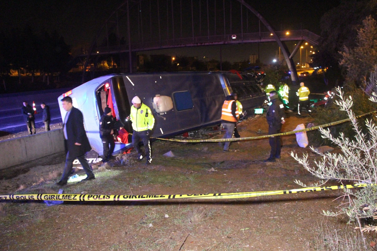 Yolcu otob&uuml;s&uuml; devrildi: 8 yaralı