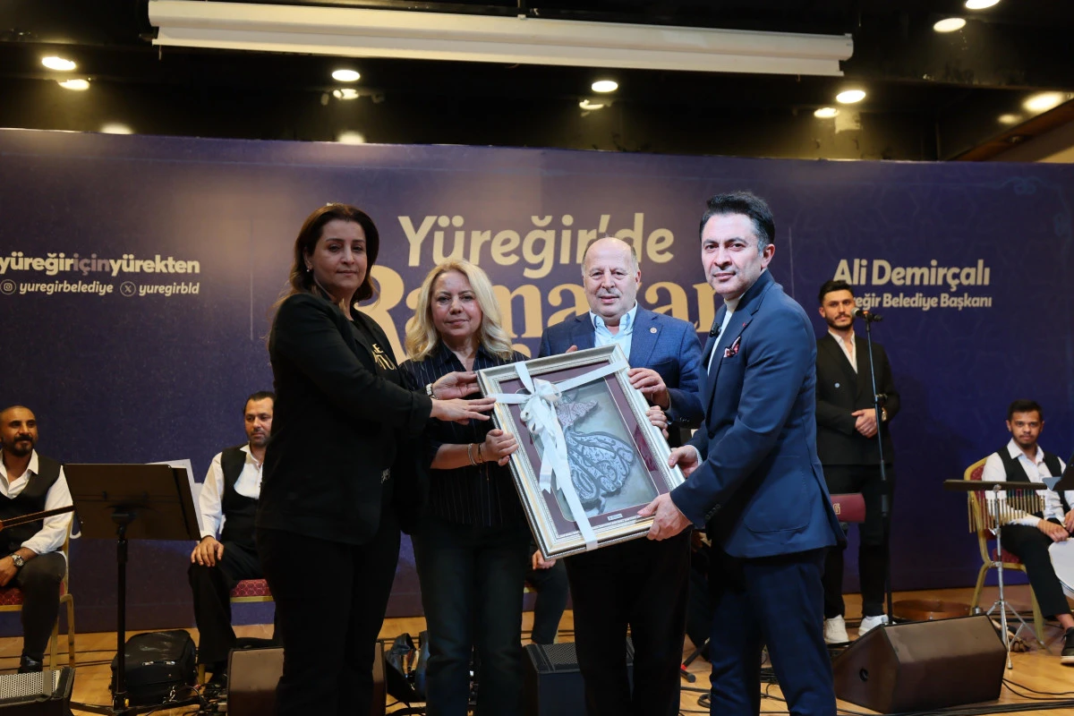 Y&Uuml;REĞİR&rsquo;DE ABDURRAHMAN &Ouml;N&Uuml;L KONSERİNE YOĞUN İLGİ