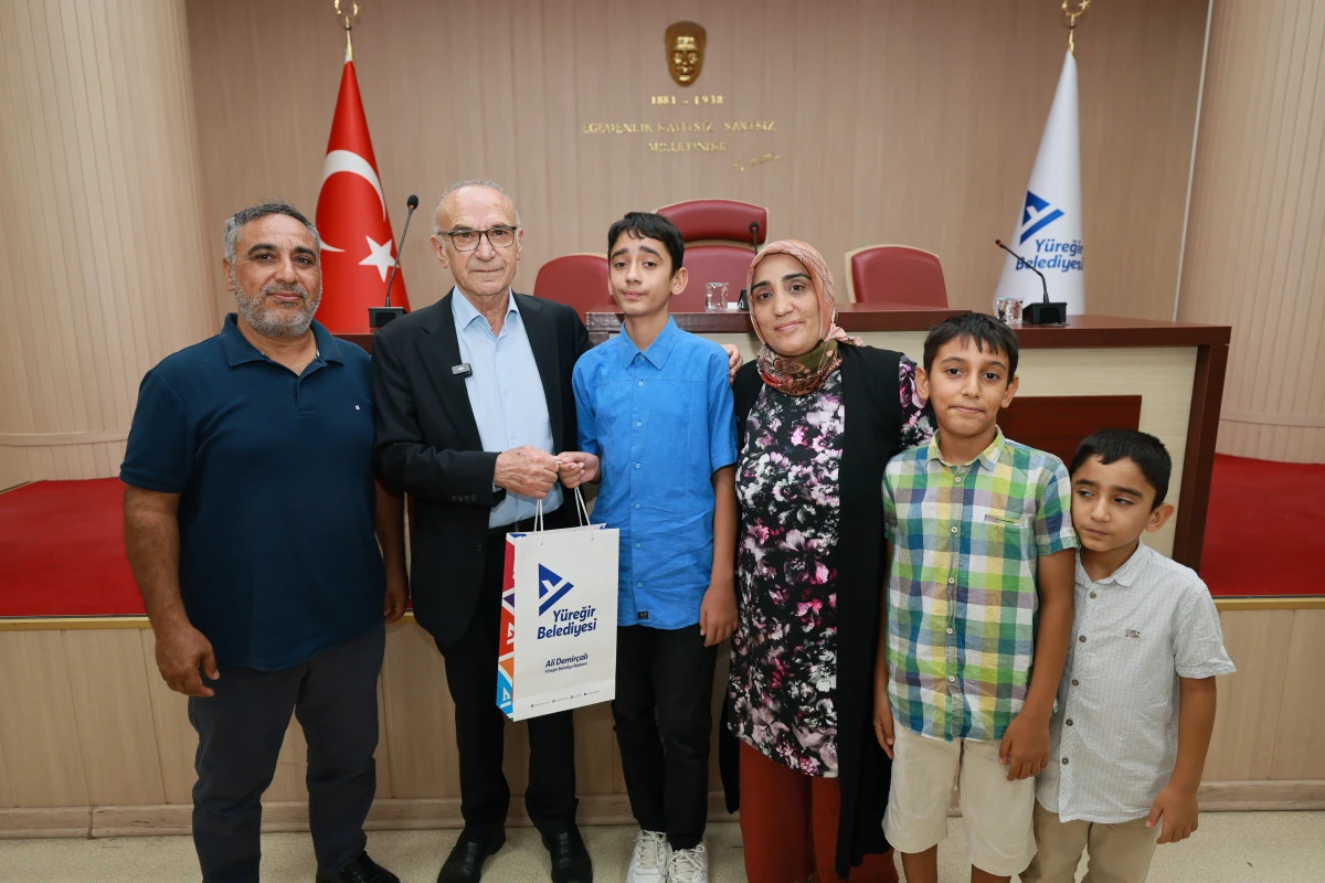 Y&uuml;reğir&rsquo;de Başarılı &Ouml;ğrencilere Tablet &Ouml;d&uuml;l&uuml;