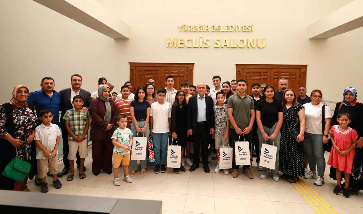 Y&Uuml;REĞİR&rsquo;DE BAŞARILI &Ouml;ĞRENCİLERE TABLET &Ouml;D&Uuml;L&Uuml;