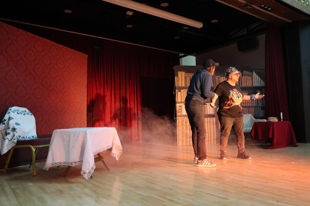 Yüreğir’de Gençler “Pembe Aslında Siyahtır” Oyununda Buluştu