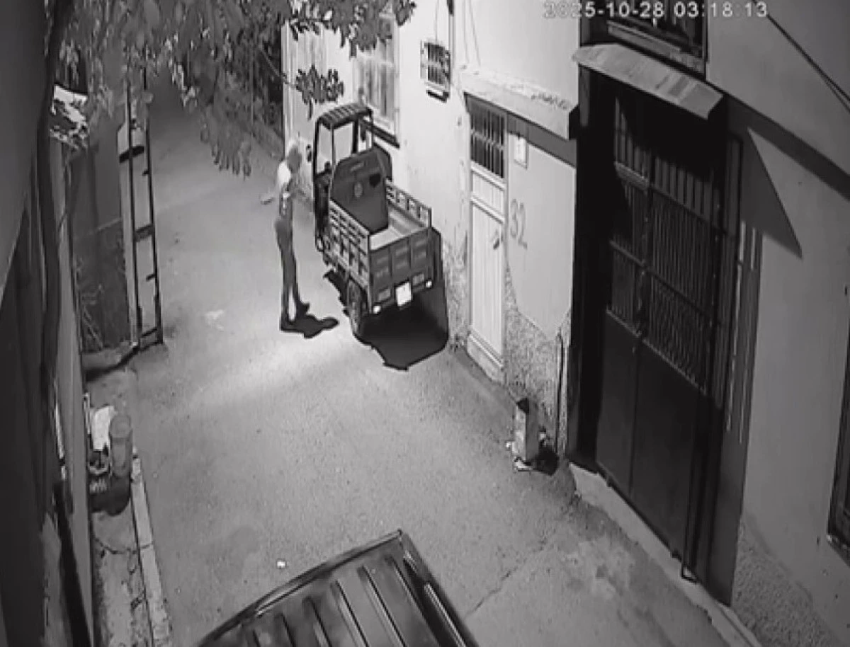 Yüzünü kapüşonla kapatarak mopedi dakikalar içinde çaldı